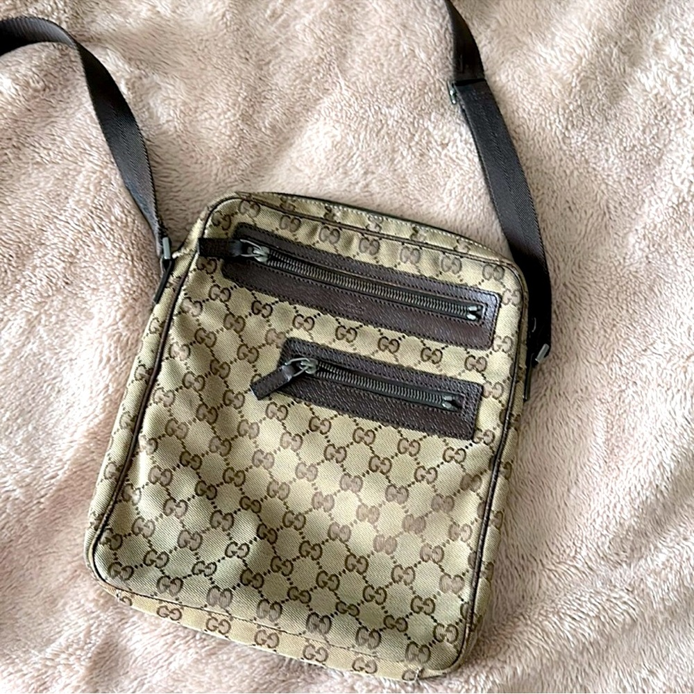 Fantastic Gucci Satchel bag with a long adjustable straps luxury purse